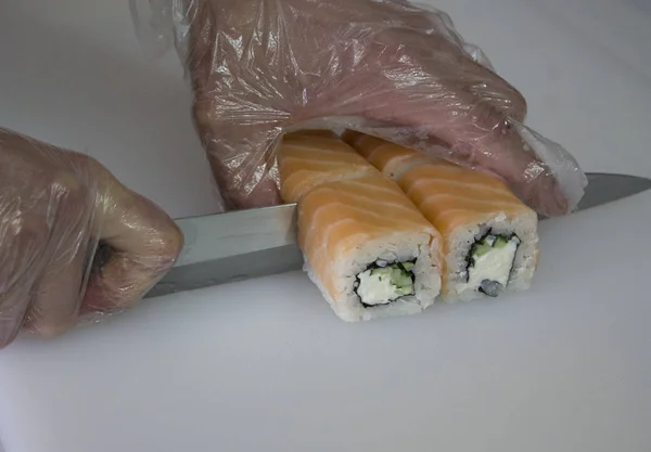 Osoba Cięcia Sushi Roll Łososia — Zdjęcie stockowe