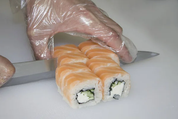 Persoon Snijden Sushi Roll Met Zalm — Stockfoto