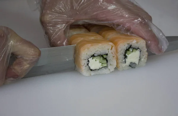 Osoba Cięcia Sushi Roll Łososia — Zdjęcie stockowe