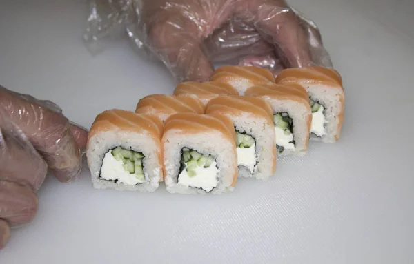 Persoon Het Maken Van Sushi Roll Met Zalm — Stockfoto