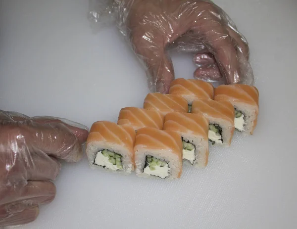 Osoba Robi Sushi Roll Łososia — Zdjęcie stockowe