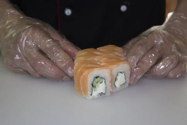 Persoon Het Maken Van Sushi Roll Met Zalm — Stockfoto