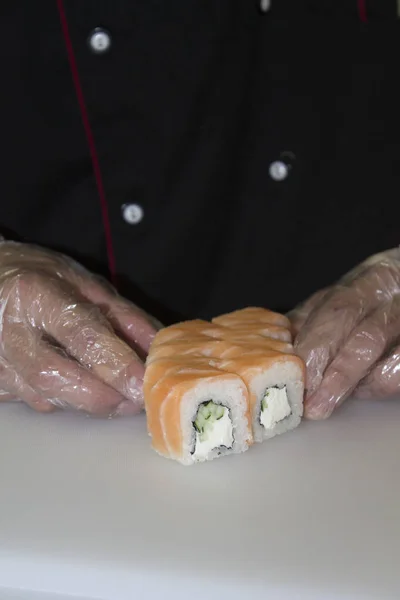 Persoon Het Maken Van Sushi Roll Met Zalm — Stockfoto