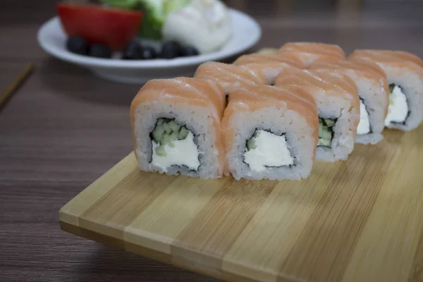 Świeże Pyszne Sushi Roll Warzywa Stole — Zdjęcie stockowe