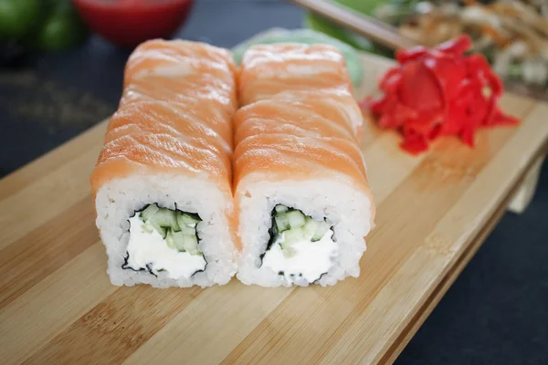 Pálcika Friss Sushi Tészta Asztalon — Stock Fotó