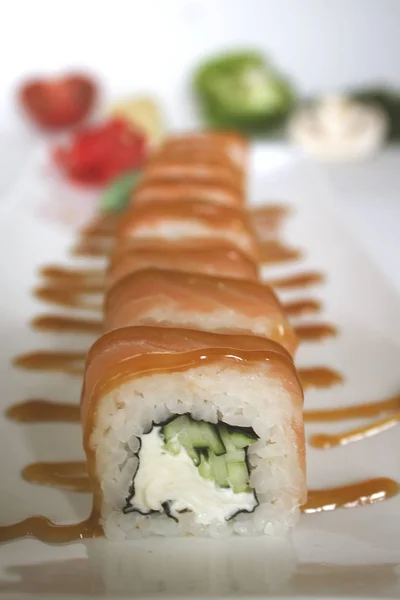 Świeże Sushi Rolki Stole Warzywami Tle — Zdjęcie stockowe