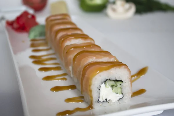 Čerstvé Sushi Role Stole Zeleninou Pozadí — Stock fotografie