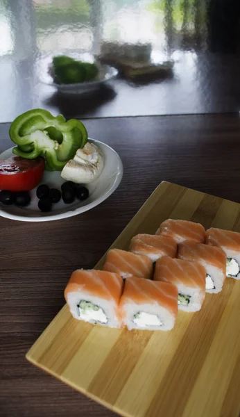 Świeże Warzywa Pyszne Sushi Rolki Stole — Zdjęcie stockowe