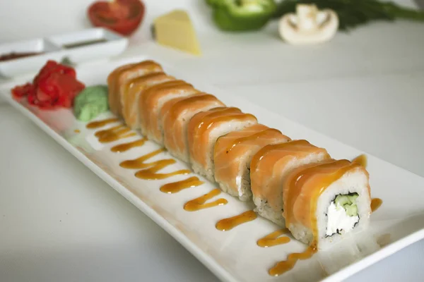 Rouleau Sushi Avec Concombre Sur Assiette Fermer — Photo