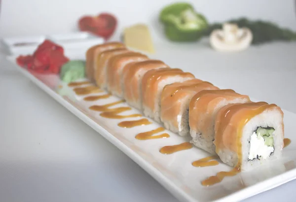 Sushi Broodje Met Komkommer Het Bord Close — Stockfoto