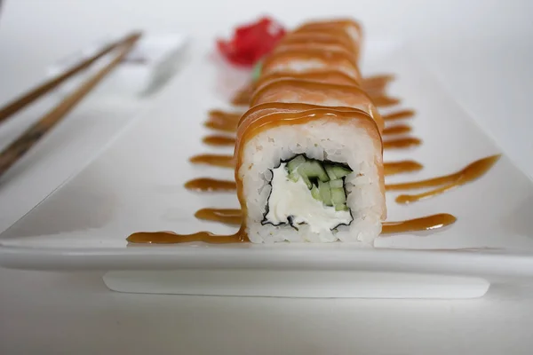 Sushi Broodje Met Komkommer Het Bord Close — Stockfoto