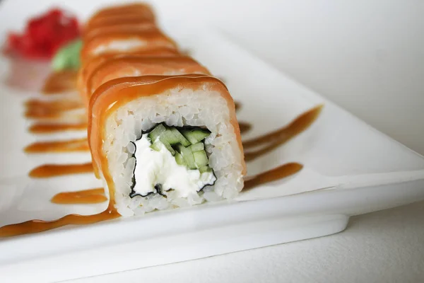 Asijské Sushi Role Talíři Zblízka — Stock fotografie