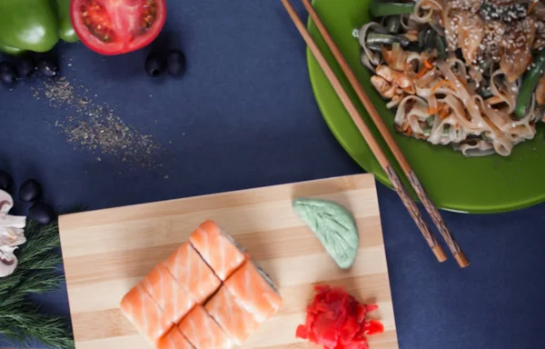 Salmón Sushi Fideos Arroz Verduras Mesa —  Fotos de Stock