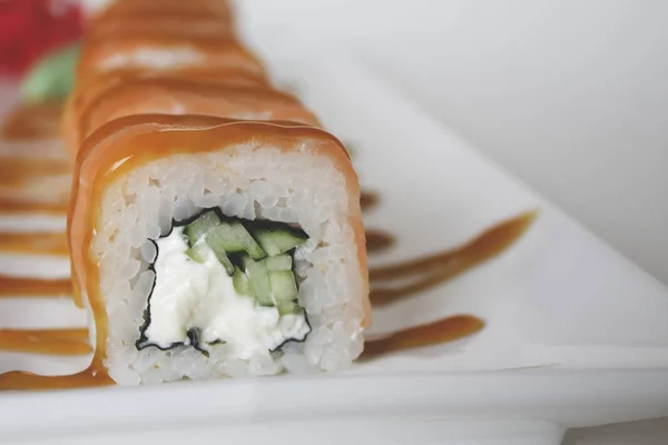 Sushi Broodjes Komkommer Zalm Vis Zeevruchten Saus — Stockfoto
