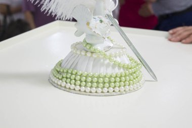 Masasında beyaz krema olan bir kadın şefin yakın plan fotoğrafı.