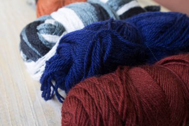 El yapımı örgü, iplik topları masada, kapat.