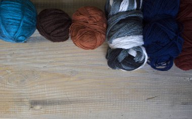 El yapımı örgü, iplik topları masada, kapat.