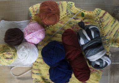 Örgü süveter, iplik topları.