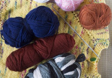 Örgü süveter, iplik topları.