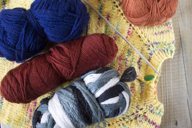 Örgü süveter, iplik topları.