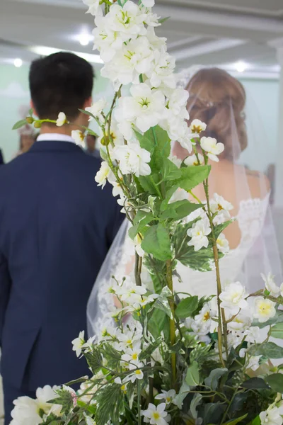 Back View Groom Bride Wedding Day Bouquet Flowers — Fotografia de Stock