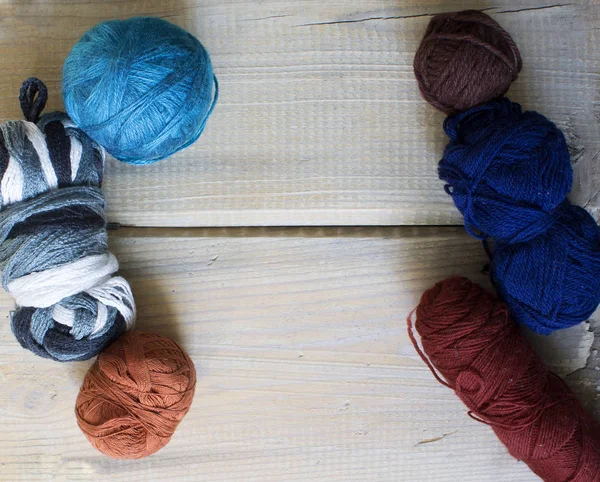 Üst görünüm, el yapımı örgü, masada iplik topları.