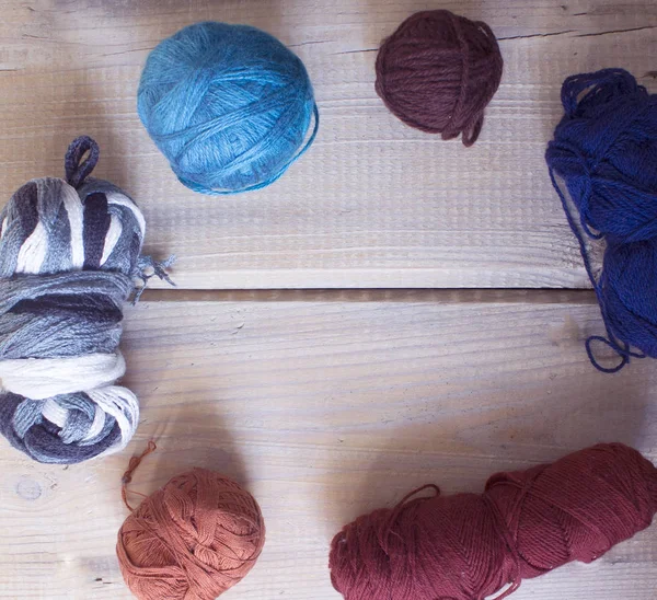 Üst görünüm, el yapımı örgü, masada iplik topları.