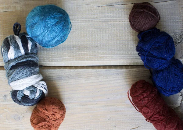 Üst görünüm, el yapımı örgü, masada iplik topları.