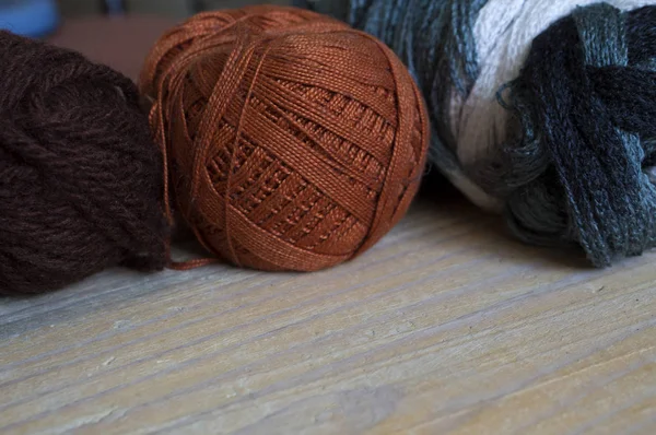 El yapımı örgü, iplik topları masada, kapat.
