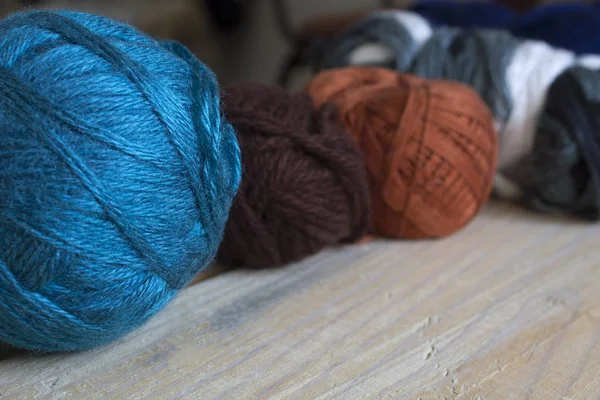 El yapımı örgü, iplik topları masada, kapat.