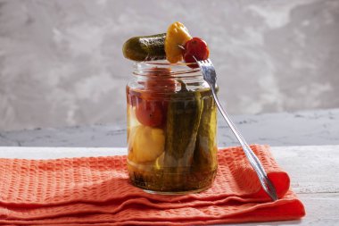 tebeşir zemin üzerine çatal ile kavanoz turşu sebze