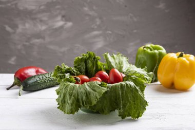 içine domates kiraz bir kase salata yaprakları