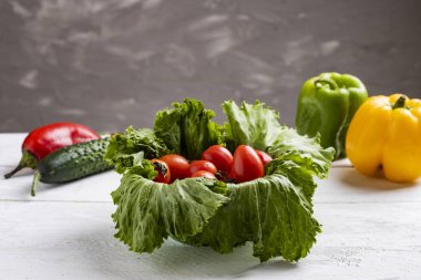 salata yaprakları kiraz domates