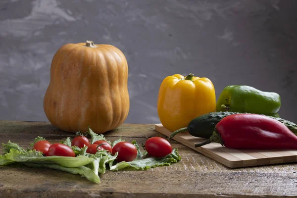 Mesa Rústica Marrón Verduras Crudas Espacio Para Copiar — Foto de Stock