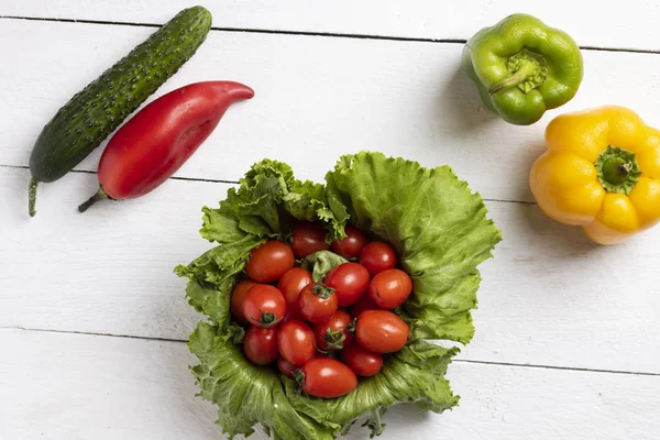 domates kiraz içine salata yaprakları, sebze