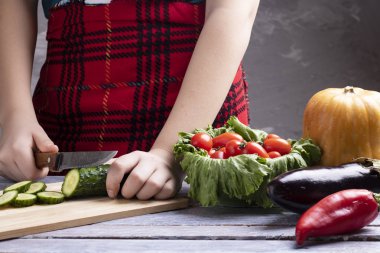 Çocuk Aşçılar ve mutfak kurulu vegan yemek için sebze keser