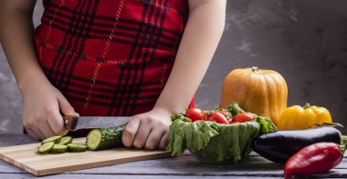 kadın aşçı yemekten taze vegeatables