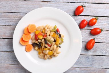 Tabakta fasulye ve sebze, yakın çekim.