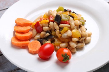 Tabakta fasulye ve sebze, yakın çekim.