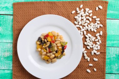 Fasulye ve sebzeden yapılmış yemek, peçetedeki fasulye.