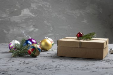 Noel arkaplanı, hediye kutusu ve tatil süslemeleri. 