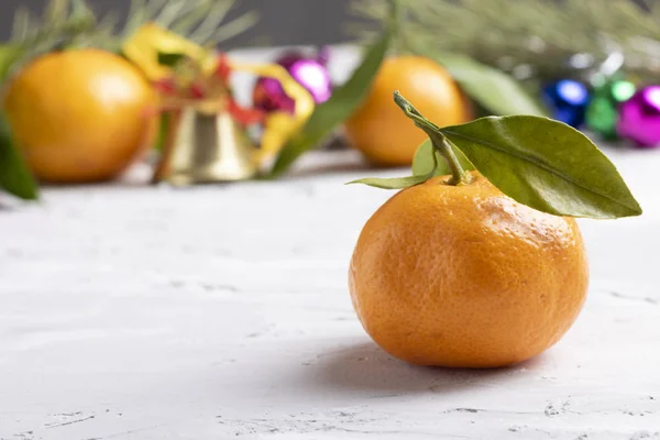 Mandarinas Frescas Con Hojas Sobre Fondo Madera Blanca — Foto de Stock