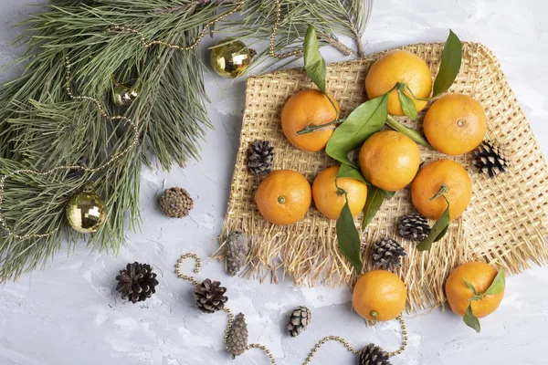 Festliche Mandarinen Und Christbaumzweig Mit Dekorationen — Stockfoto