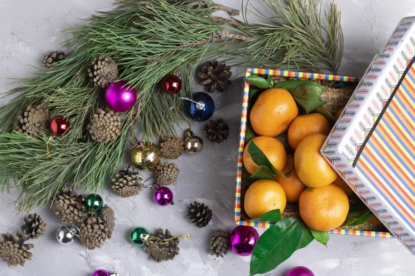 Mandarinas Caja Rama Árbol Navidad Con Juguetes — Foto de Stock