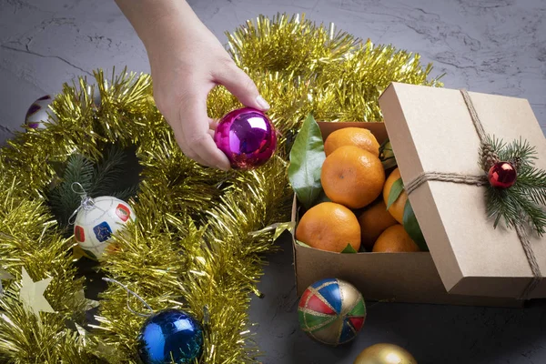 Mão Masculina Fesh Tangerinas Maduras Brinquedos Natal Decorações — Fotografia de Stock