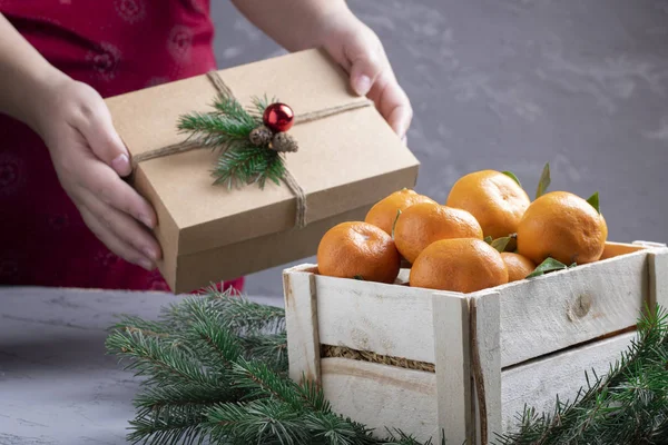 Persona Con Regalo Navidad Mandarinas Caja Madera — Foto de Stock
