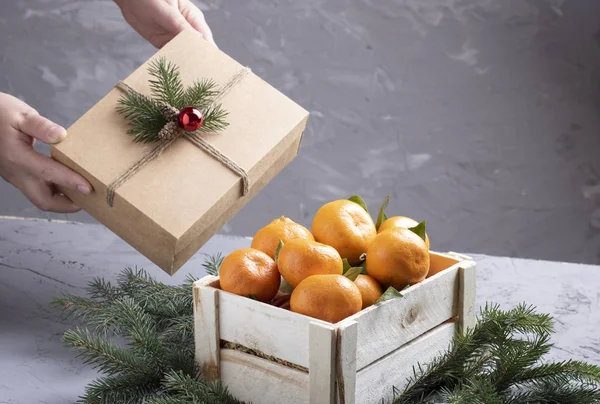 Persona Con Regalo Navidad Mandarinas Caja Madera — Foto de Stock