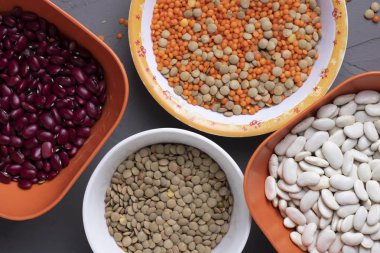 Fasulye ve çekirdekli kaseler. Üst görünüm ve kopyalama alanı