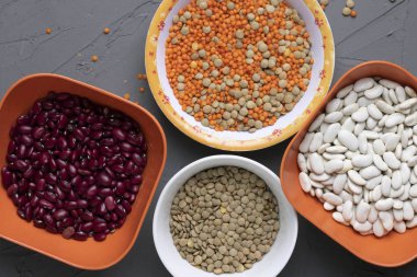 Fasulye ve çekirdekli kaseler. Üst görünüm ve kopyalama alanı