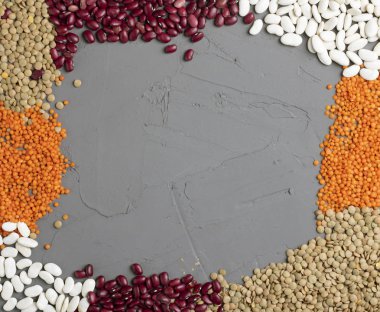 Beyaz arkaplanda kırmızı mercekler